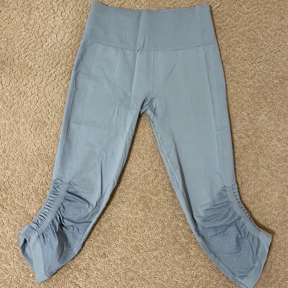 Lululemon In The Flow crops - Picture 1 of 2